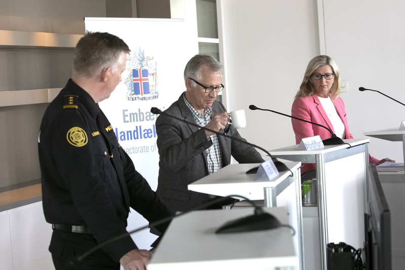 Þríeykið Víðir, Þórólfur og Alma voru nokkuð ákveðin á fundi dagsins og margítrekuðu mikilvægi sýkingavarna. Mynd: Lögreglan