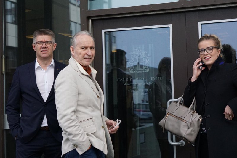 Gunnar Bragi Sveinsson, Ari Trausti Guðmundsson og Áslaug Arna Sigurbjörnsdóttir fyrir utan utanríkisráðuneytið, á leið til fundar.