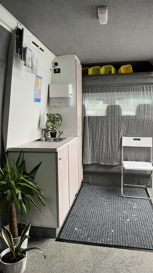 Ylja hefur aðstöðu í eldri bíl Frú Ragnheiðar, öðru skaðaminnkandi úrræði á vegum Rauða krossins.