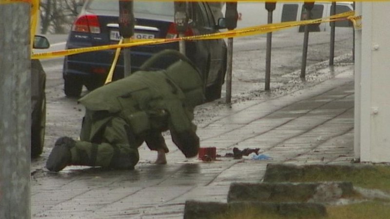 Sprengjusérfræðingur á vettvangi snemma árs 2012. Mynd: RÚV/Skjáskot