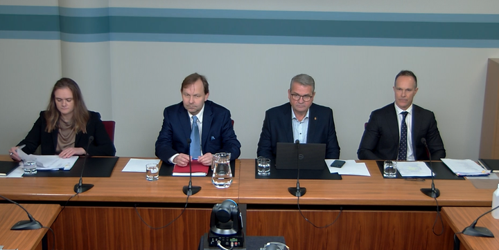 Forsvarsmenn Bankasýslunnar á fundi stjórnskipunar- og eftirlitsnefndar í morgun, ásamt tveimur lögfræðingum frá Logos.