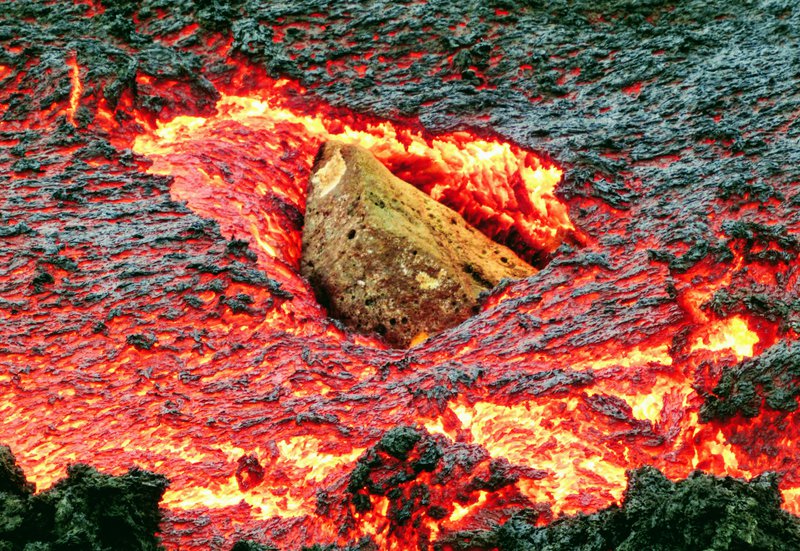 Steinn að sökkva í hrauná. Mynd: Daníel Páll Jónsson.