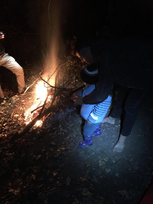 Mynd sem gekk á samfélagsmiðlum af fjölskyldunni í skóginum í Frakklandi.