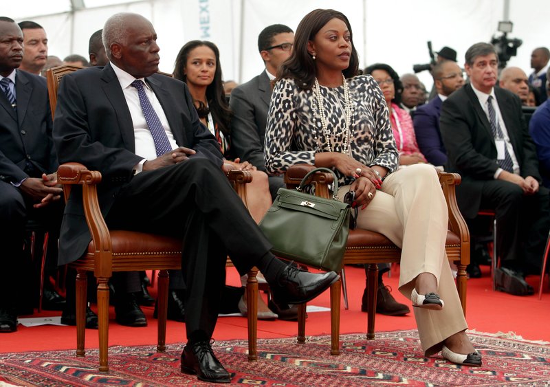 Isabel dos Santos sést hér milli foreldra sinna, Jose Eduardo dos Santos og Ana Paula dos Santos, árið 2012. Mynd: EPA