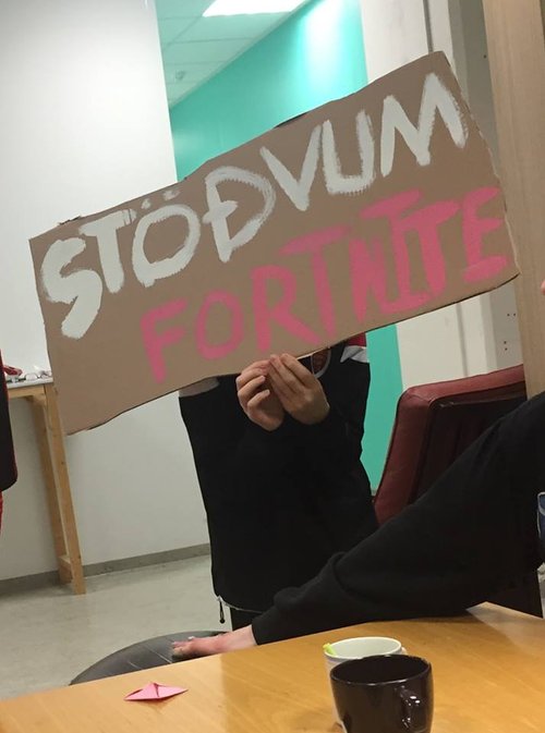 Hér er dæmi um eitt skiltið sem var búið til fyrir mótmælafundinn, en sá sem það gerði vill stöðva Fortnite og það strax. Mynd: Salvör Gullbrá