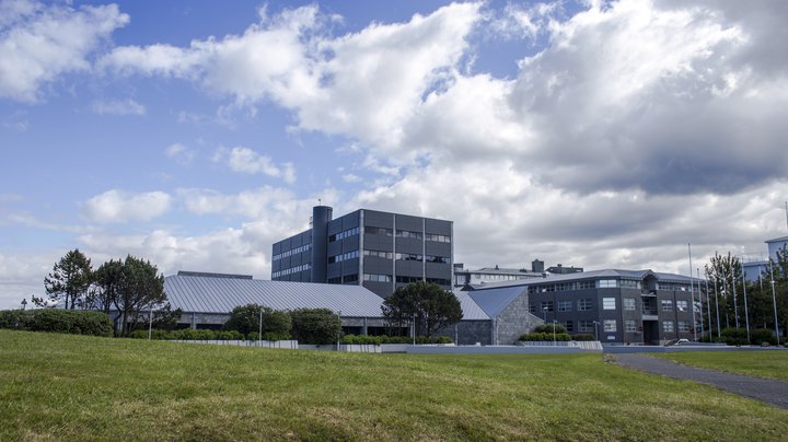 Um þriðjungar starfsmanna Seðlabanka Íslands tók þátt í stofnun Listaklúbbs Seðlabankans síðastliðið haust. Fyrsta listakvöld klúbbsins var haldið nýverið þar sem fyrsta listahappdrættið fór fram og fóru nokkrir meðlimir heim með ný listaverk í farteskinu