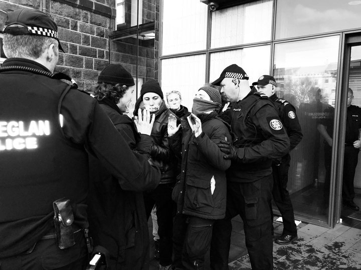 Hælisleitendur mótmæla fyrir framan Alþingishúsið