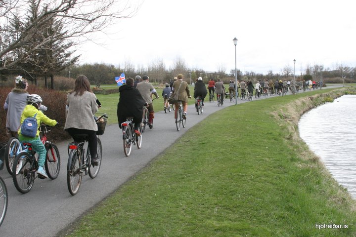 Ákveðin menning hefur skapast í kringum hjólreiðar á Íslandi. Þessi mynd er tekin á svokölluðu Tweed Ride Reykjavík í fyrra.
