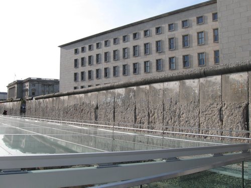 Margir Evrópubúar þekkja einræði ágætlega frá eftirstríðsárunum. Berlínarmúrinn var holdgervingur þess járnstjalds sem sett var upp milli austurs og vesturs.