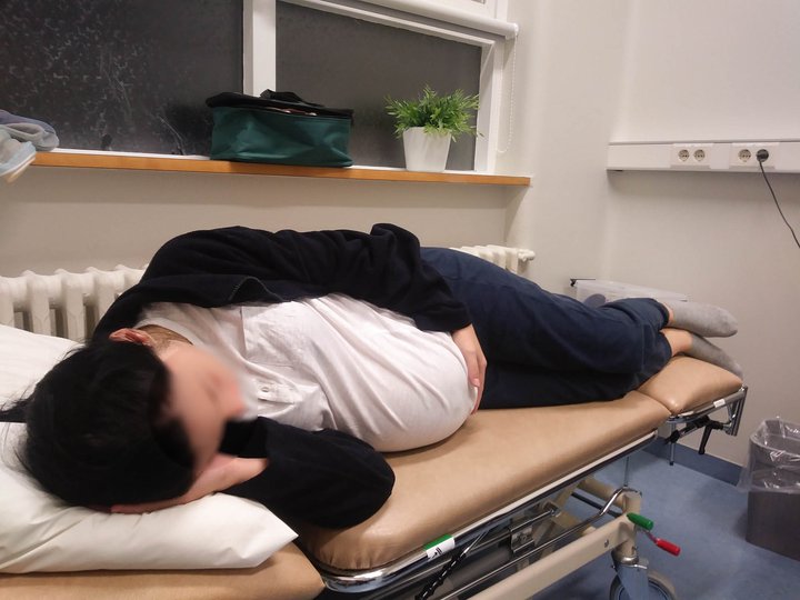 Albanska barnshafandi konan sem flutt var út landi í fyrrinótt.