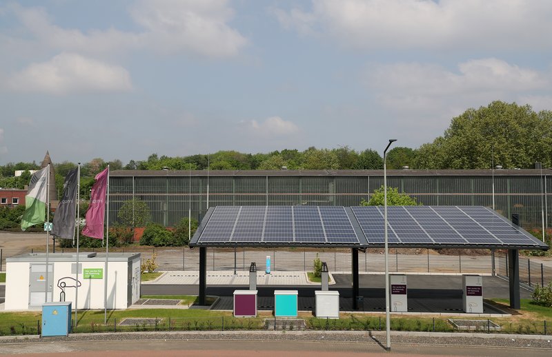 Sólarorkuhleðslustöð í Þýskalandi. Mynd: EPA