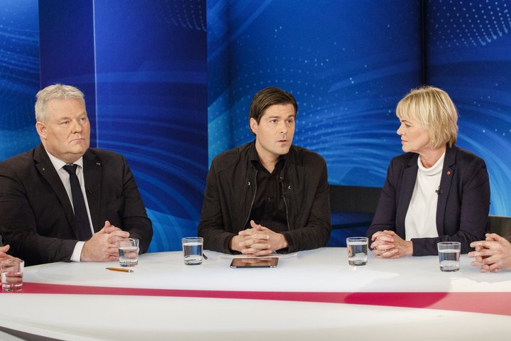 Jón Þór fyrir miðju. 