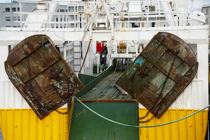 Eftir að lögin taka gildi mun það ekki kosta útgerðirnar eina krónu, allavega ekki í stimpilgjöld hér á landi, að færa skip inn og út af íslenskri skipaskrá.