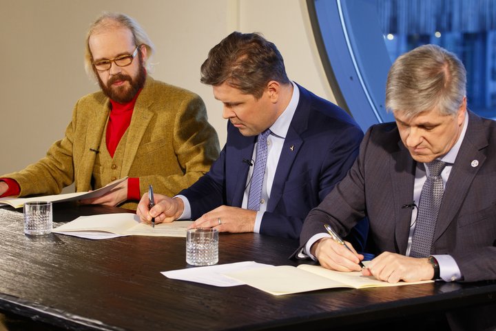 Rúmur mánuður er síðan að skrifað var undir stjórnarsáttmála Bjartrar framtíðar, Sjálfstæðisflokks og Viðreisnar. Mikill meirihluti þjóðarinnar er ósátt með innihald hans.