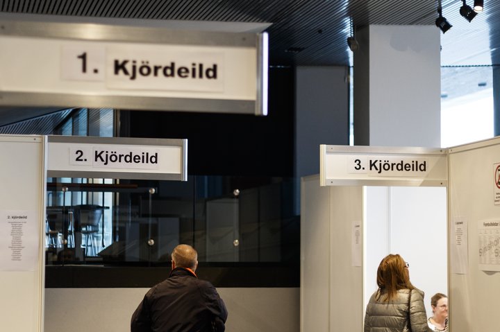 Kosningaþátttaka í síðustu alþingiskosningum var mest á meðal kosningabærra einstaklinga sem hafa engan erlendan bakgrunn, 83 prósent, en minnst meðal innflytjenda, 42,1 prósent.