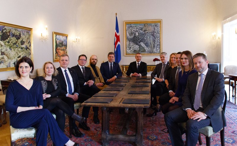 Ríkisstjórn Bjarna Benediktssonar við ríkisstjórnarborðið lúna. Nær allar ríkisstjórnir Íslands hafa komið saman við þetta borð á ríkisráðsfundum síðan Ólafur Jóhannesson tók við forsætisráðuneytinu 1971 þegar Kristján Eldjárn var húsbóndi á Bessastöðum.