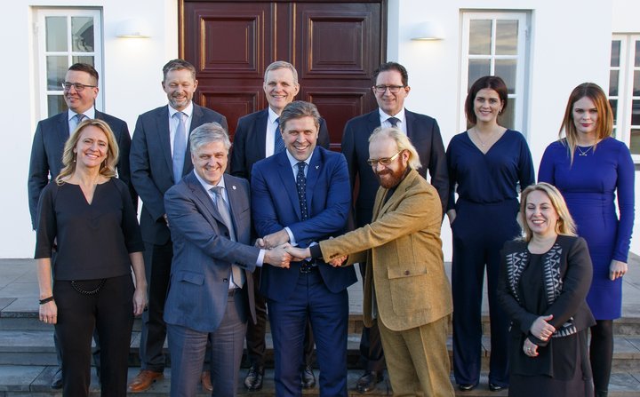 Ríkisstjórn Bjarna Benediktssonar stillti sér upp á tröppunum fyrir framan Bessastaðastofu eftir fyrsta ríkisráðsfundinn.