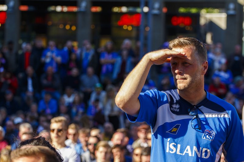 Sólin skein á fólk á Ingólfstorgi á meðan Ísland lék gegn Portúgal.