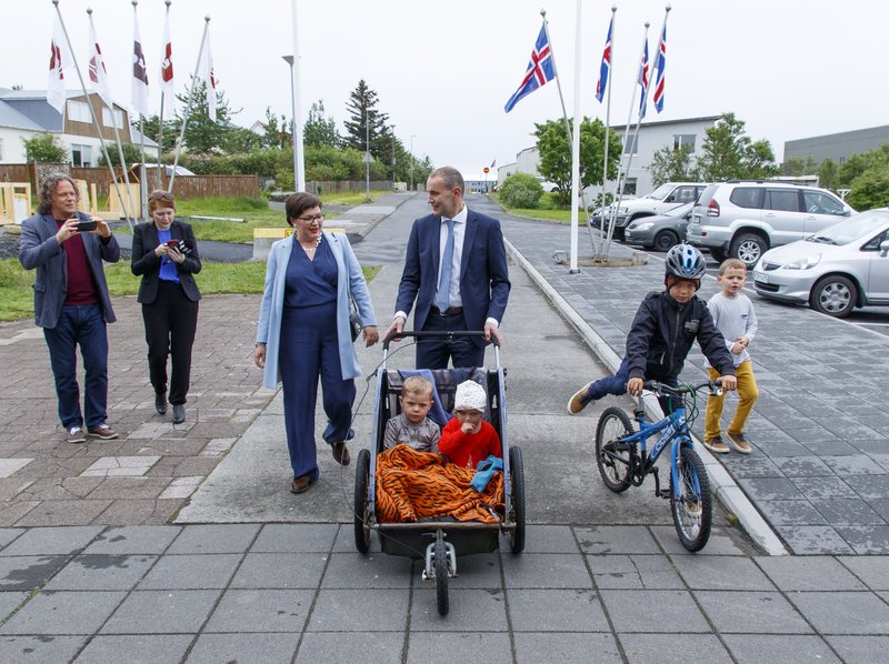 Fjölskyldan mætti gangandi á kjörstað.