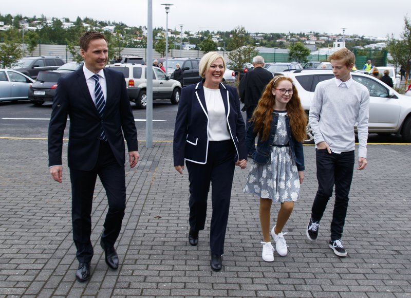 Halla mætti með fjölskyldu sína í Smárann í Kópavogi. 