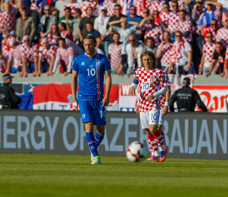 Gylfi Þór Sigurðsson og Luka Modric, miðjumaðurinn frábæri í liði Króata.