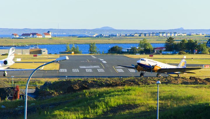 „Þristinum“ hefur verið lagt við enda neyðarbrautarinnar svokölluðu. Ekki þarf að færa vélina aftur vegna þess að flugbrautin þarf að fara í notkun því henni hefur verið lokað endanlega.