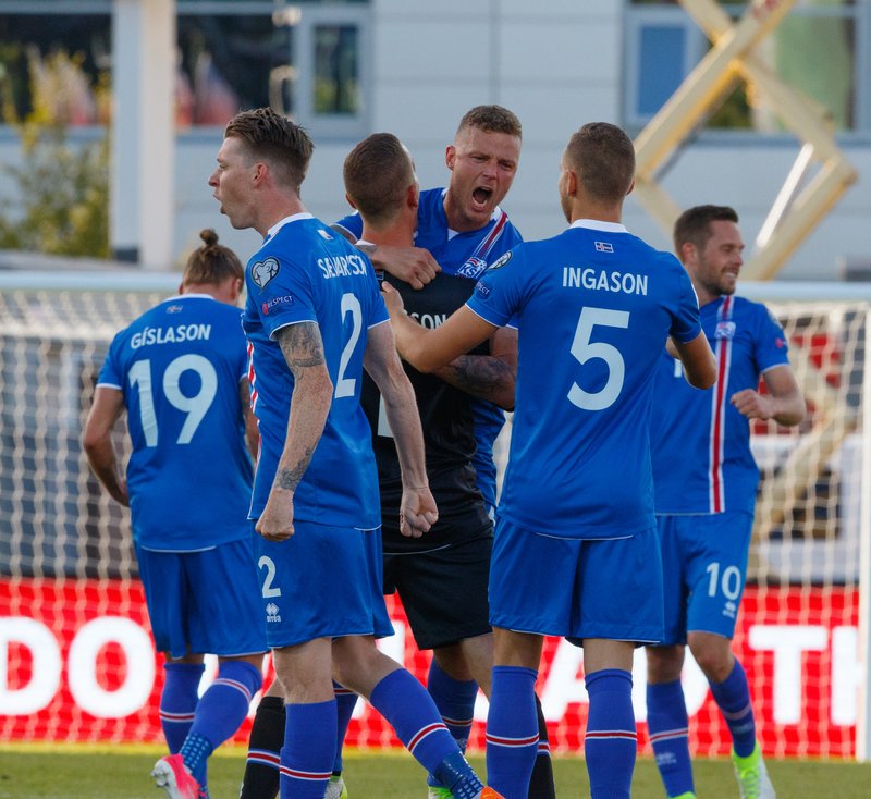 Leikmenn Íslands fagna eftir að flautað var til leiksloka.