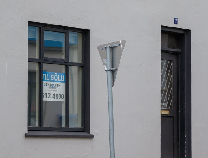 Þrátt fyrir samdrátt í efnahagslífinu er húsnæðismarkaðurinn á fleygiferð. Og skuldsetning heimila hefur verið að aukast.