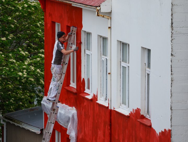 Áfram verður hægt að fá virðisaukaskatt af hinum ýmsu viðhaldsverkefnum á íbúðarhúsnæði endurgreiddan langt fram á næsta ár. Ráðstöfunin kostar ríkið rúma 7 milljarða króna og var lítið rökstudd í fjárlagavinnunni á þingi.