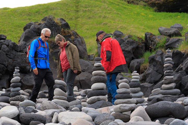 Ferðamenn skoða sig um á Hellnum á Snæfellsnes