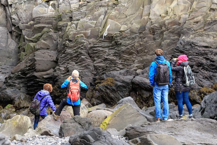 Aukin ferðagleði Íslendinga virðist hafa hjálpað til við að halda neyslunni upp hér á landi