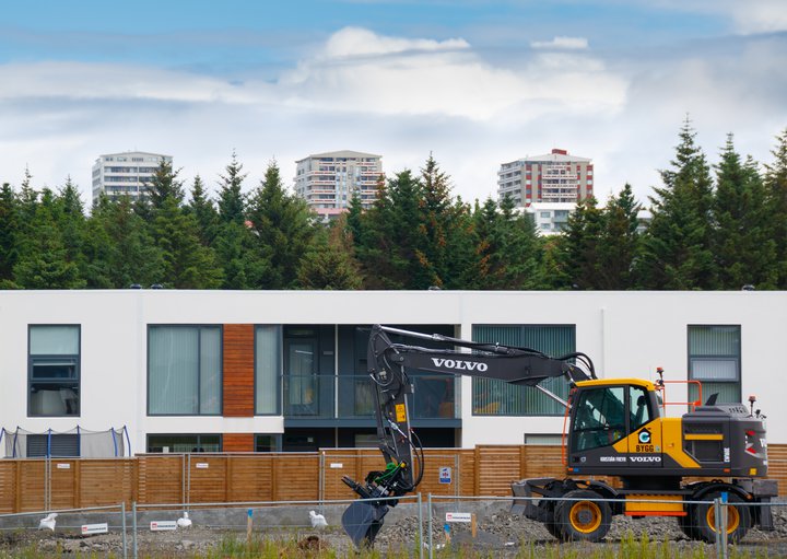 Íslandsbanki býst við að verðhækkanirnar á húsnæðismarkaðnum róist á árinu.