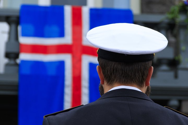 Lögregluþjónn stendur heiðursvörð fyrir utan Alþingishúsið. Mynd úr safni.