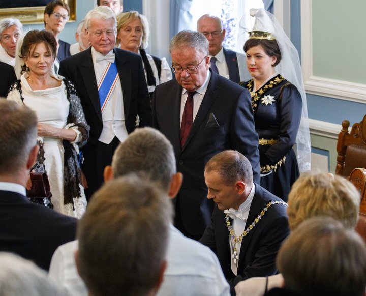 Það kostar skildinginn að skipta um forseta.