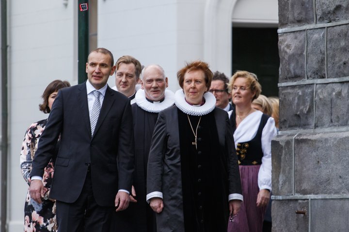 Þjóðkirkjan er hluti af íslenska ríkinu. Þess vegna ganga Guðni Th. Jóhannesson, forseti Íslands, og Agnes M. Sigurðardóttir, biskup Íslands, hlið við hlið.