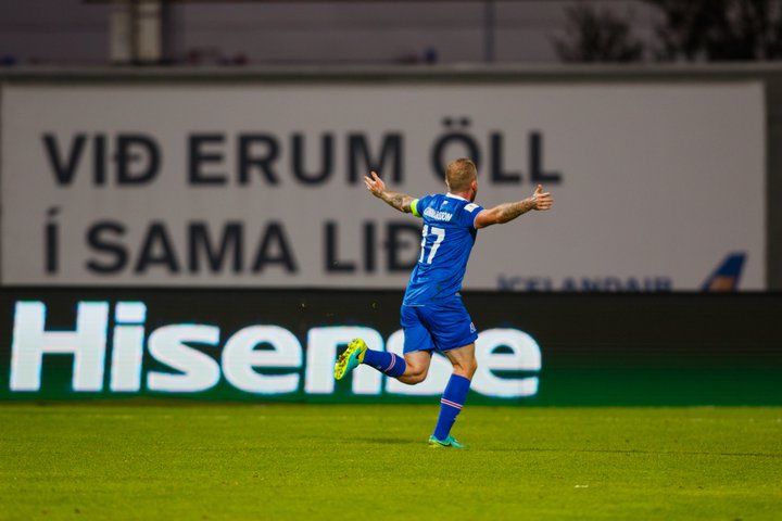 Fótbolti og aðrar utanhússíþróttir eru leyfilegar á höfuðborgarsvæðinu, en innanhússíþróttir ekki.