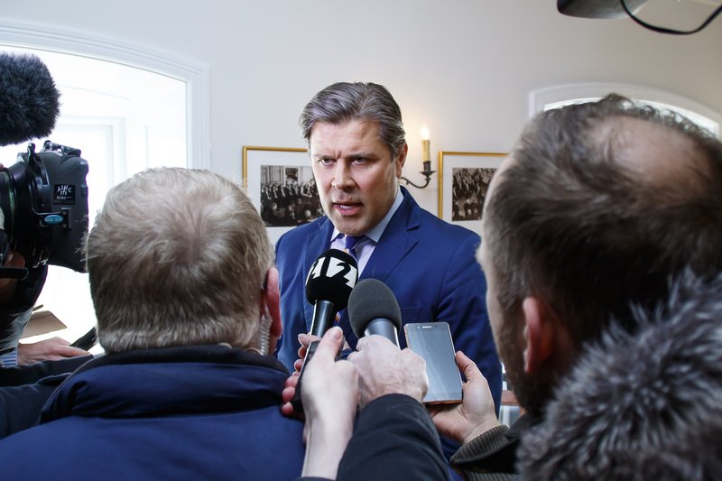 Bjarni Benediktsson hefur ekki sloppið við gagnrýni frá Kára. Hann hefur meðal annars sagt það andstætt eðli Bjarna að hlúa að velferðarkerfi landsins. Honum væri eðlilegra að „kóngu­ló­in sem sit­ur í miðjum vefn­um sem teng­ir sam­an viðskipti og stjórn­mál en að hlúa að almúg­an­um í land­inu.“