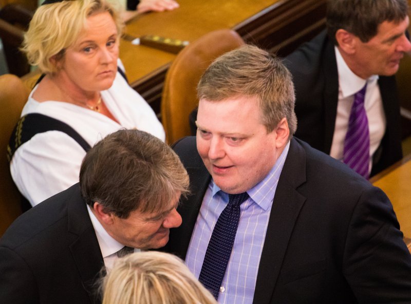 Sigmundur Davíð Gunnlaugsson ræðir við Óla Björn Kárason. Þórunn Egilsdóttir fylgist með.