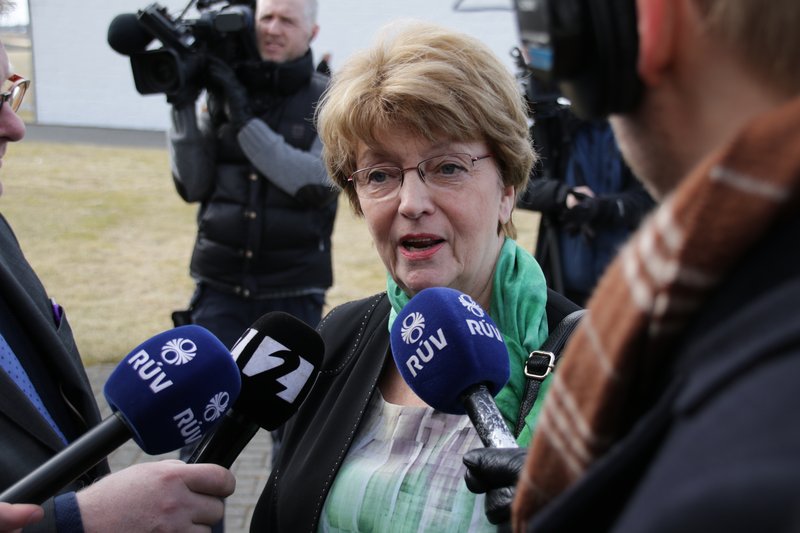 Sigrún segir að loforð um kosningar hafi verið gefið til að róa ákveðið andrúmsloft. 