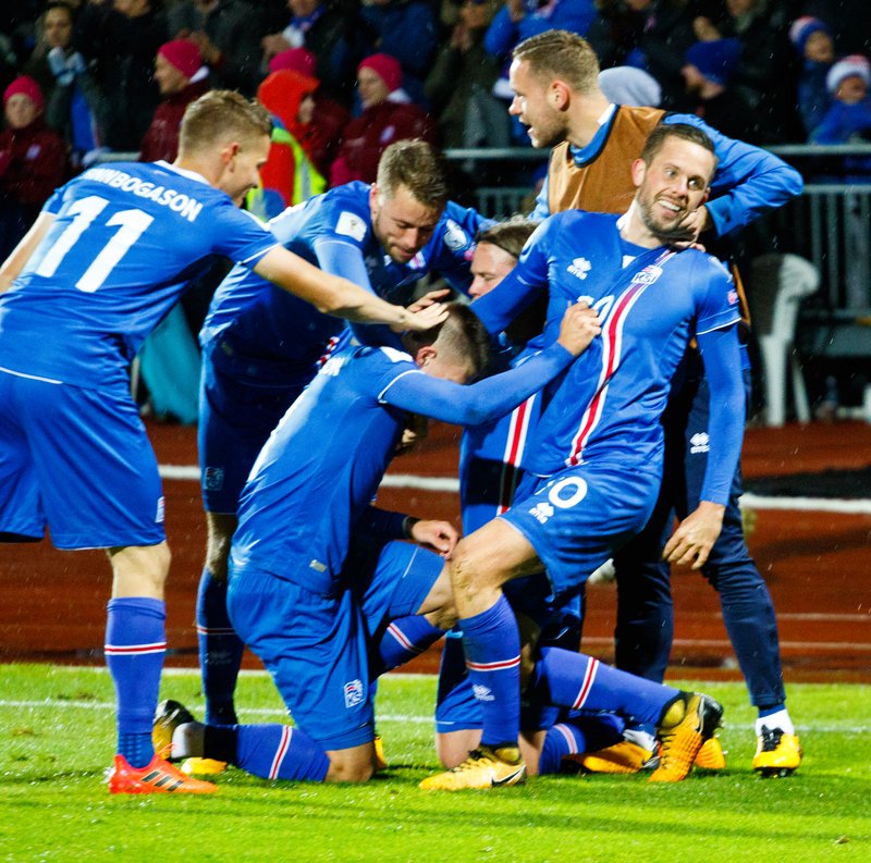 „Við höfum ekki gleymt leiknum í íþróttunum. Íslensku leikmennirnir setja landsliðið í fyrsta sæti. Þeir eru vinir og félagar, þeir spila með hjartanu og smita frá sér metnaði, jákvæðni og trú sem gerir það að verkum að það er eins og við séum allt í einu komnir með tólfta, og jafnvel þrettánda manninn, inn á völlinn. Það eru þessir grundvallarþættir góðra liða sem virka svo sjálfsagðir í orði, en eru það ekki endilega á borði“.  Mynd: Birgir Þór Harðarson