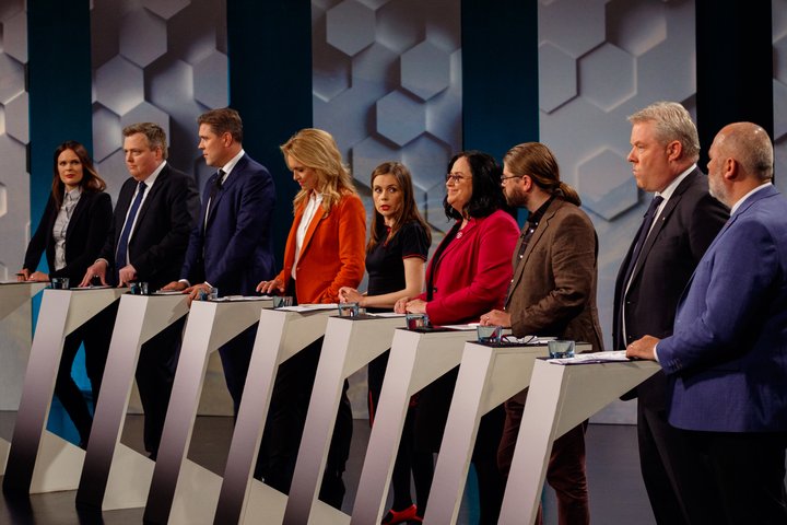 Formenn og talsmenn þeirra flokka sem eiga fulltrúa á Alþingi nú í kappræðum í sjónvarpssal í aðdraganda kosninganna 2017.