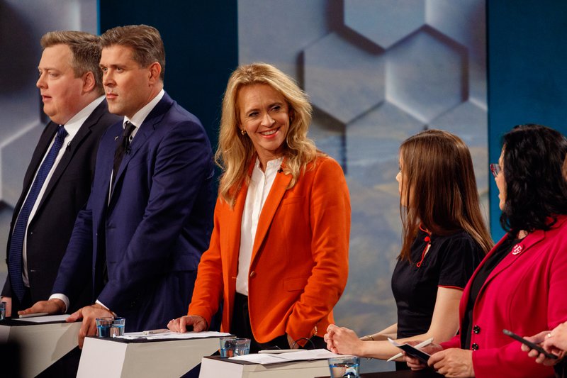 Þorgerður Katrín Gunnarsdóttir hér á milli þeirra Bjarna Benediktssonar og Katrínar Jakobsdóttur í kappræðum í sjónvarpssal fyrir kosningarnar 2017. Mynd: Birgir Þór Harðarson