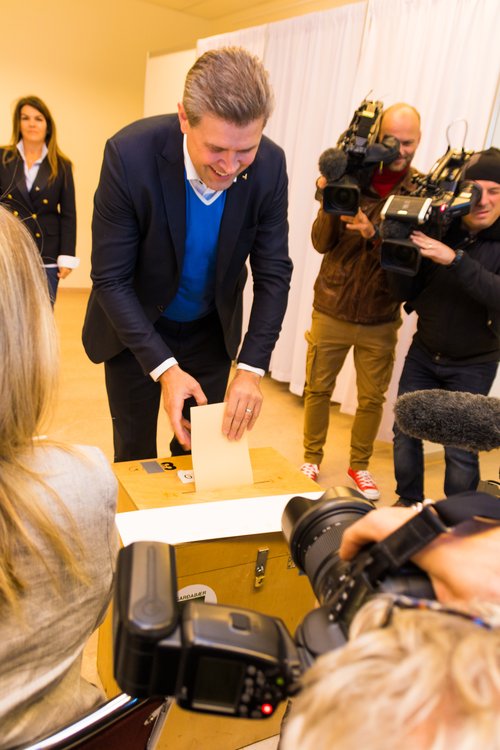 Kosningarnar í október skiluðu sér í því að Sjálfstæðisflokkurinn tapaði fimm þingmönnum. Hann er samt sem áður stærsti þingflokkurinn. Hér sést Bjarni Benediktsson kjósa fyrir tíu dögum síðan. MYND: Birgir Þór Harðarson