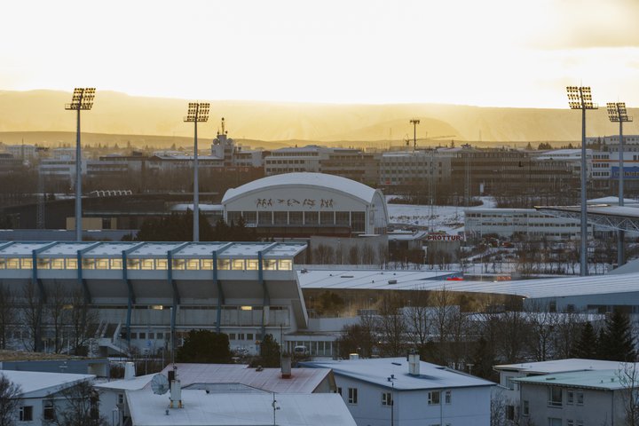 Þjoðarleikvangar Íslands eru komnir til ára sinna og uppfylla ekki alþjóðlegar kröfur.