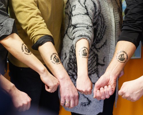 Í stað þess að undirrita samninga við samstarfsaðila hátíðarinnar á pappír eins og venja er þá húðflúruðu allir aðilar máls á sig merki hátíðarinnar. Það þykir meira „rokk“ í því. Flúrið var þó ekki varanlegt.