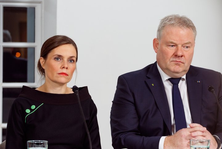 Sameiginlegt fylgi ríkisstjórnarflokkanna þriggja mælist nú 47,6 prósent. Vinstri græn, flokkur Katrínar Jakobsdóttur, og Framsóknarflokkur Sigurðar Inga Jóhannssonar hafa tapað meira af sínu fylgi en Sjálfstæðisflokkurinn.