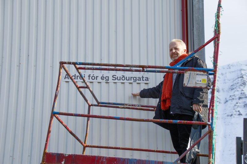 Gísli Halldór Halldórsson, bæjarstjóri Ísafjarðar, afhjúpaði nýja götumerkingu við Suðurgötu á Ísafirði. Það þurfti tvær tilraunir til, því kalla þurfti til lyftara af höfninni eftir að fyrsta tilraunin til afhjúpunar mistókst.