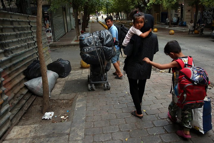 Þessi vegalausa fjölskylda frá Afganistan var mynduð af fréttaljósmyndara EPA í miðborg Aþenu haustið 2020. Þau höfðu, eins og margir aðrir flóttamenn sem fengið hafa hæli í Grikklandi, hafst við á götunni.