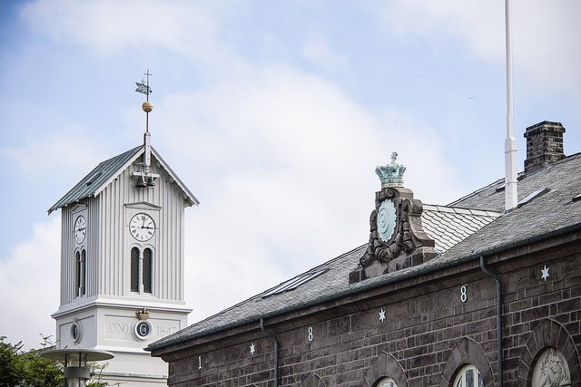 Dómkirkjan og Alþingishúsið í miðborg Reykjavíkur. 