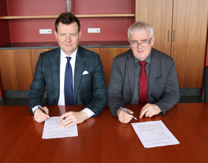 Halldór Benjamín Þorbergsson, framkvæmdastjóri Samtaka atvinnulífsins, og Gylfi Arnbjörnsson, forseti ASÍ, skrifa undir samkomulagið í gær.